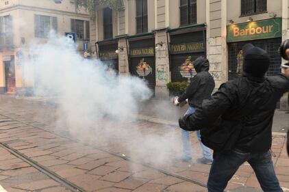 Fumogeni, pietre e bottiglie: l'attaccon degli antagonisti 2