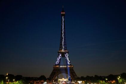 La Tour Eifell si colora per i suoi 130 anni 3