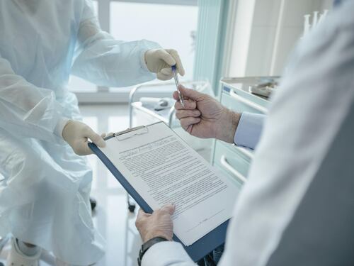 La Regione Puglia finisce sotto accusa per la spesa sanitaria. E ora il piano di rientro è a rischio