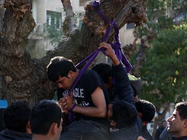 Atene, migranti provano a impiccarsi in centro 7