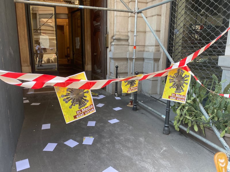 Protesta no-vax sotto la sede de ilGiornale 6