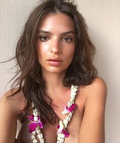 Emily Ratajkowski seno al vento contro Donald Trump 16