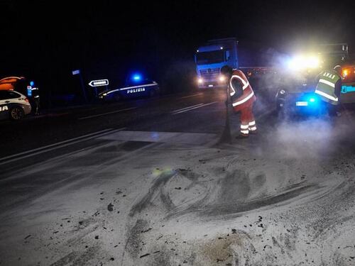 La moglie incinta muore in un incidente, lui "posta" le foto dentro la bara