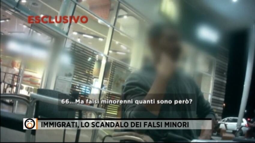 Quei finti minori tra i migranti: ecco come ci prendono in giro