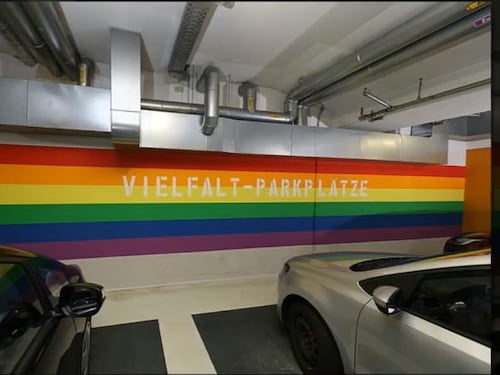 Germania, inaugurati parcheggi per autisti Lgbt e migranti