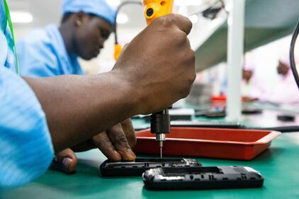 In Uganda apre la prima fabbrica di cellulari 3