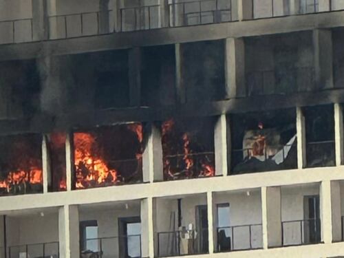 In fiamme la Torre Gold del complesso Trilogy di Portello a Milano