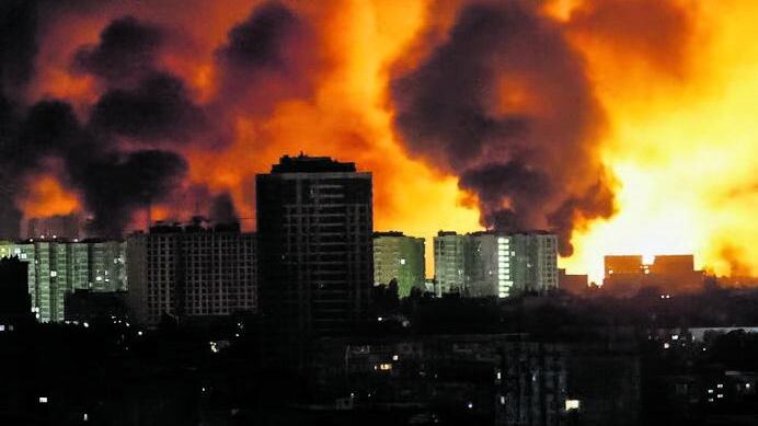 Pioggia di missili balistici russi su Kiev. Ma lo scambio dei prigionieri non si ferma