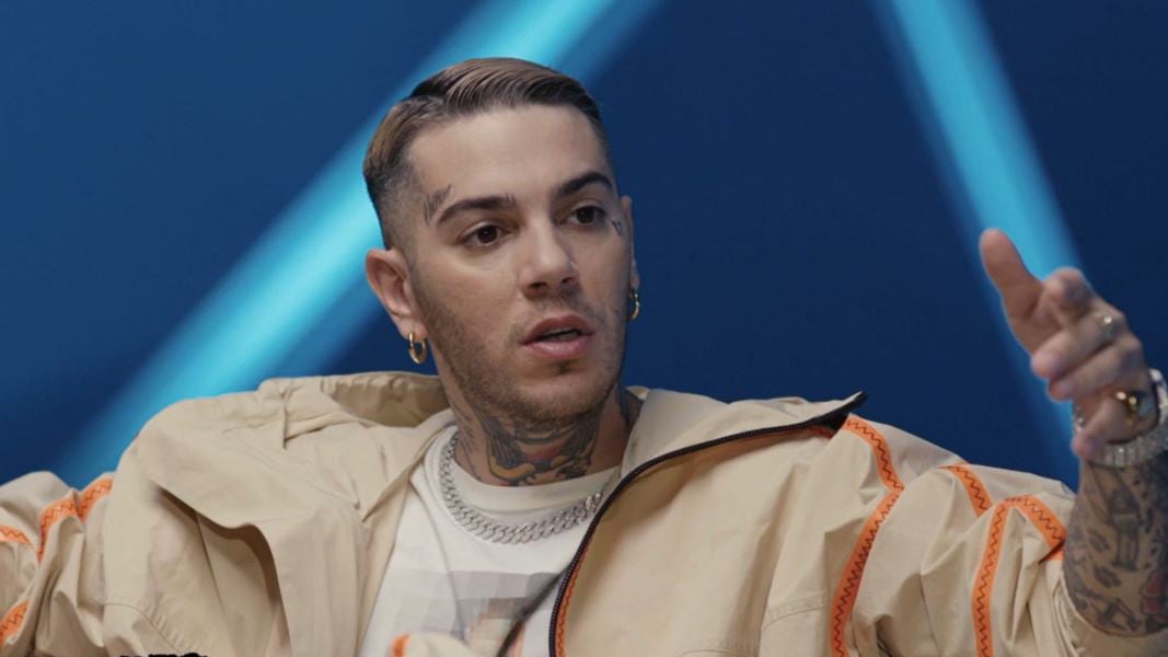"Se sei di destra ti danno contro". Emis Killa rompe il tabù sui rapper