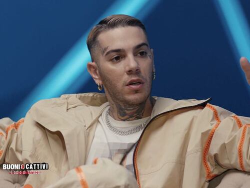 "Se sei di destra ti danno contro". Emis Killa rompe il tabù sui rapper