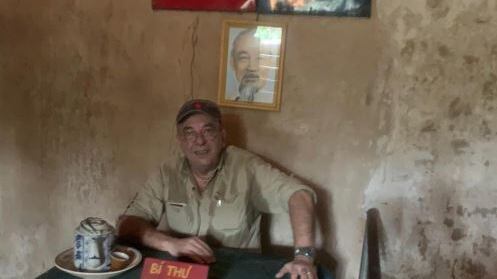 Vauro, delirio comunista dal Vietnam: "Salvini, vienimi a prendere"