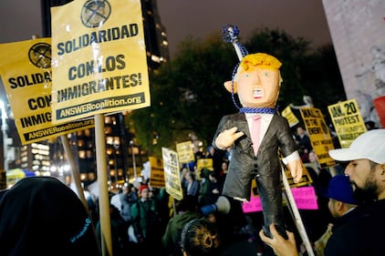 In migliaia in piazza contro Trump 6