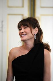 Carla Bruni, l'ex Prèmiere Dame sbarca su Instagram: foto 10