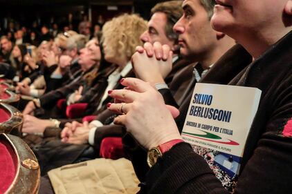 L'affetto che circonda Berlusconi a Milano 7