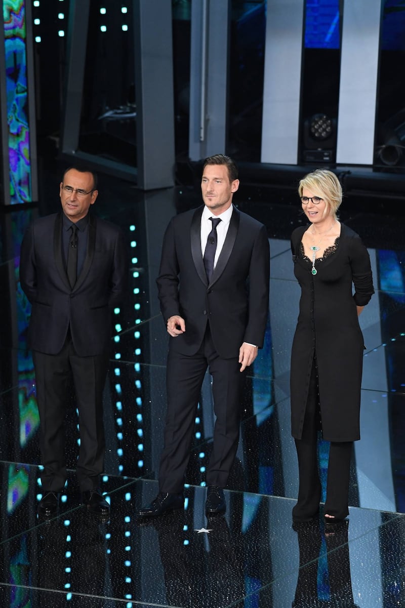 Sanremo 2017, Maria De Filippi e il bacio agli ospiti 3
