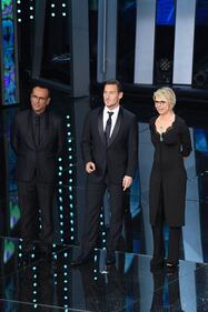 Sanremo 2017, Maria De Filippi e il bacio agli ospiti 3