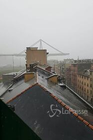 Macerie e macchine schiacciate: le foto 5