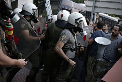 Atene, scontri tra polizia e manifestanti 4