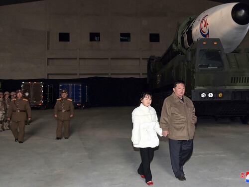 "Spunta" la figlia di Kim: l'ispezione del missile anti-Usa con il padre