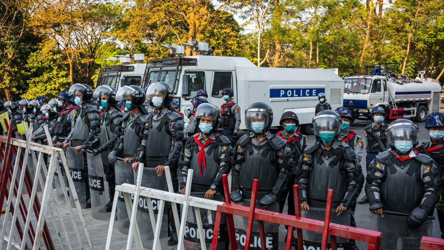Myanmar, uccisa manifestante: sfidava la legge marziale
