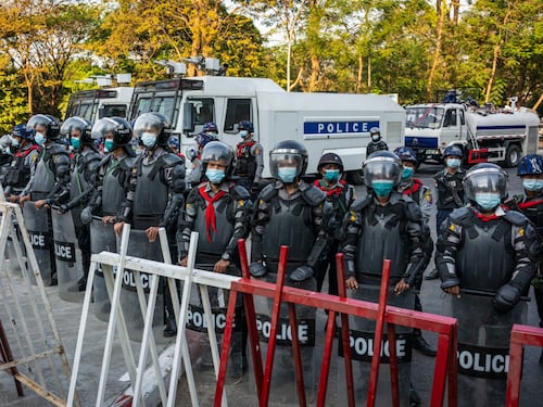 Myanmar, uccisa manifestante: sfidava la legge marziale