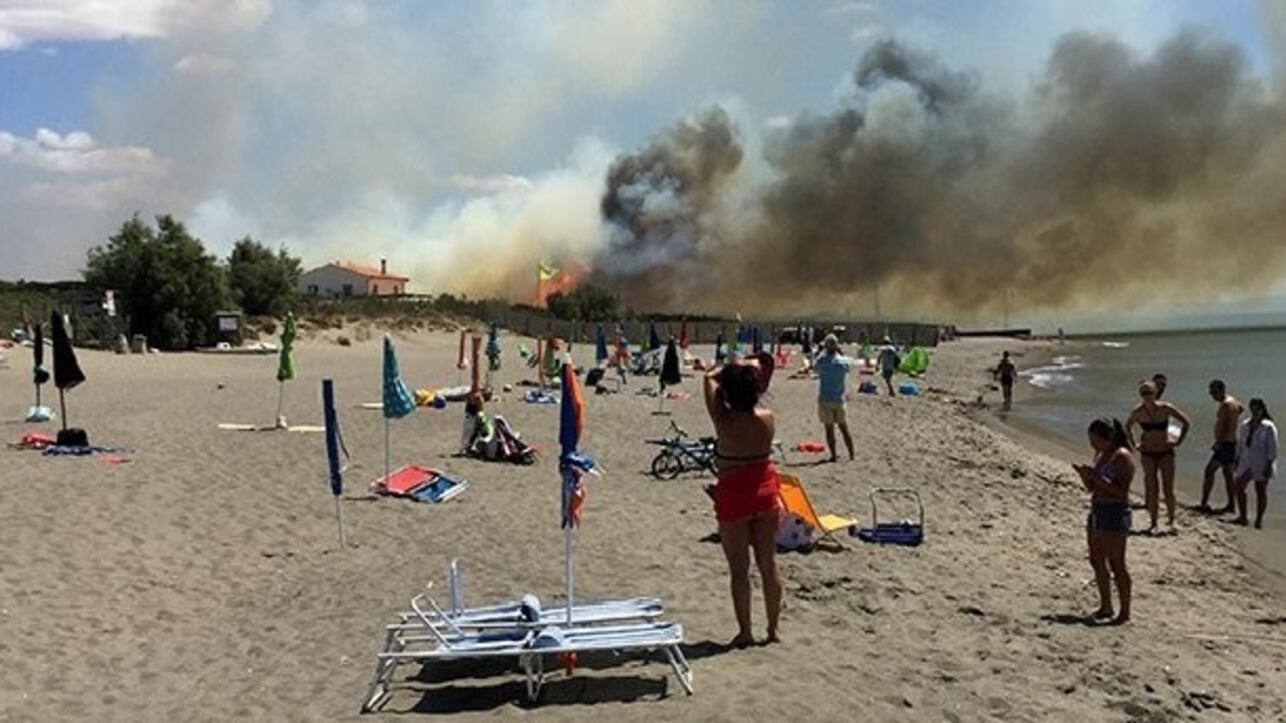 Spiaggia e campeggio evacuati a Capalbio: roghi nella pineta