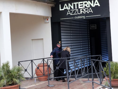 "C'era uno incappucciato...". È caccia all'uomo dello spray in discoteca