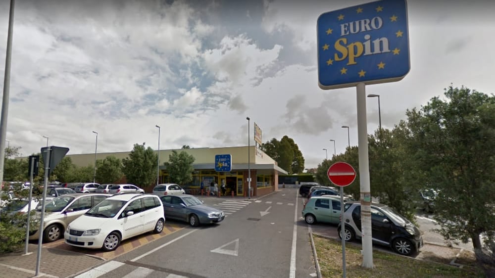 Acilia, rapina a mano armata all’Eurospin: ladri in fuga