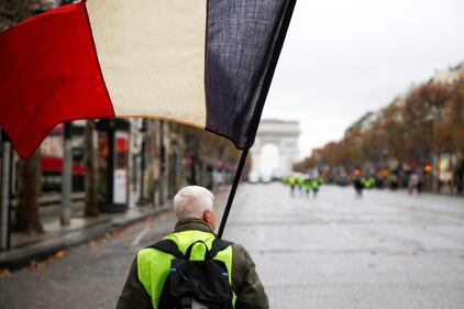 I gilet gialli assediano Parigi: ancora scontri con la polizia 9