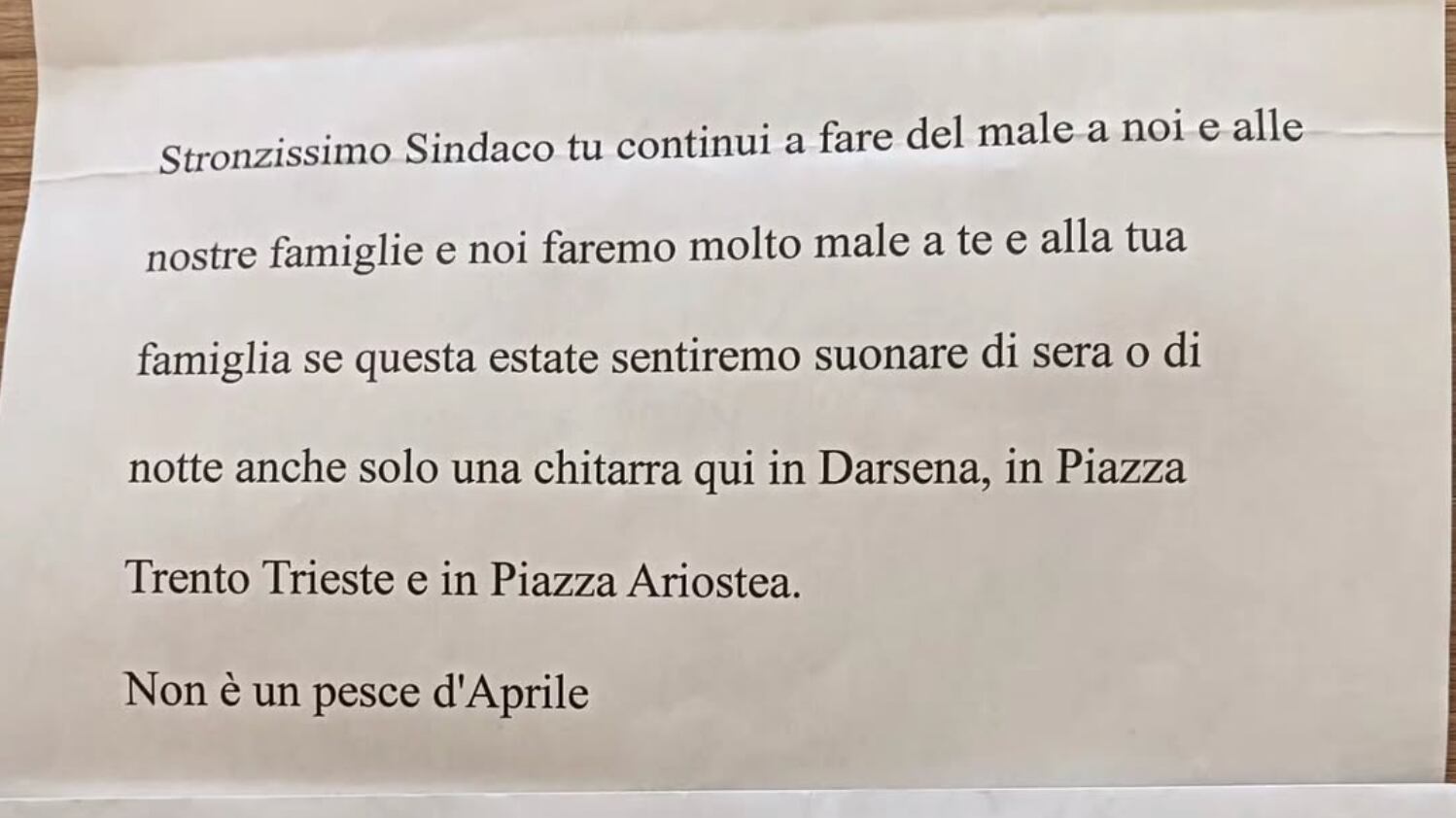 "Se sentiamo suonare, faremo del male alla tua famiglia". Minacciato il sindaco di Ferrara