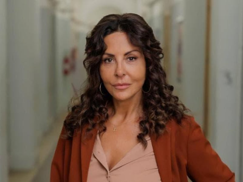 Colpisce la porta con una mazzetta, poi minaccia il marito: “Togliti di mezzo”. Incubo stalking per Sabrina Ferilli