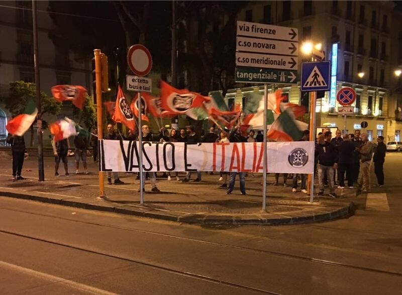 Tensioni a Napoli, i centri sociali fronteggiano Casapound: volano bottiglie al Vasto 3