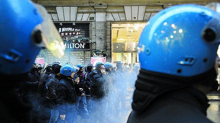Stadi, biglietti più cari per pagare gli agenti