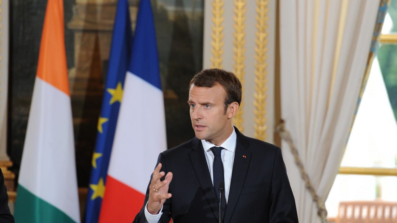 Macron: "Gli operai si trovino un lavoro"