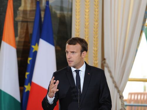 Macron: "Gli operai si trovino un lavoro"