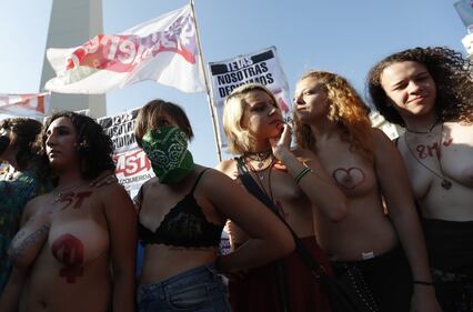 In Argentina è il "tetazo", per diffondere il topless 17