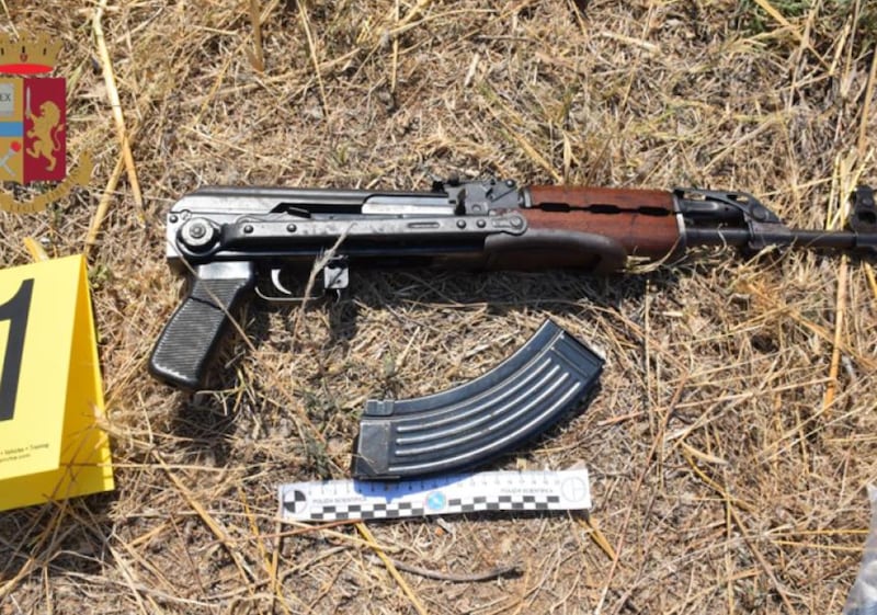 Kalashnikov, pistole e droga nel campo rom: la polizia scopre l'arsenale 5