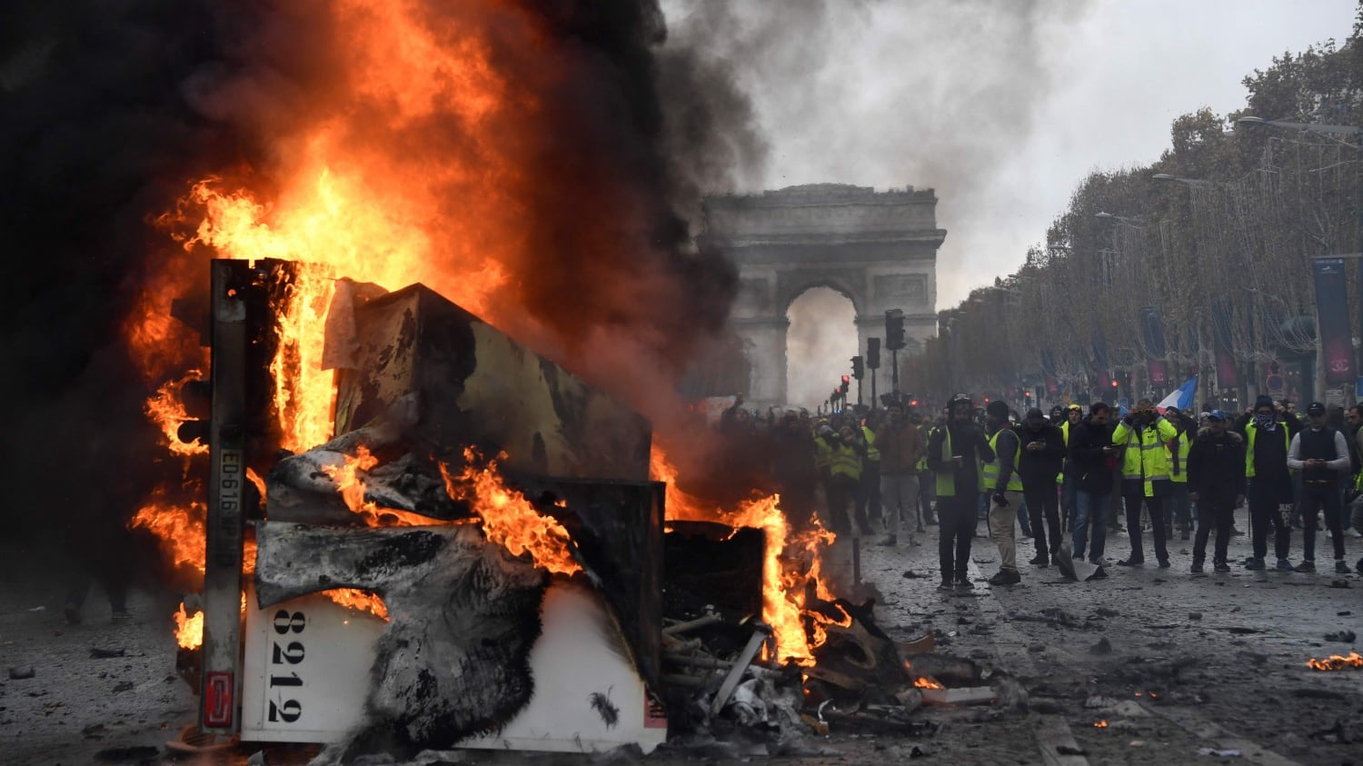 I gilet gialli bruciano Parigi: "Macron si deve dimettere"