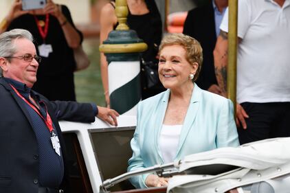 Bagno di folla per l'arrivo a Venezia di Julie Andrews 1