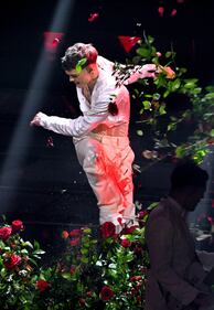 Follia Blanco a Sanremo, il cantante devasta il palco 3