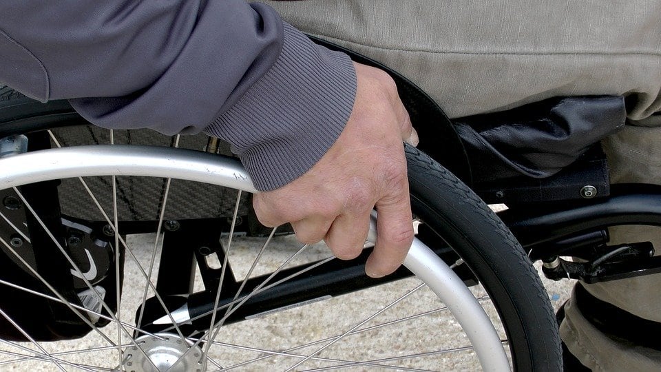 Insulto choc sul tram: "Lasciami il posto disabile di m…"