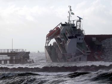 Marina di Massa, cargo si schianta contro il pontile e lo demolisce 12