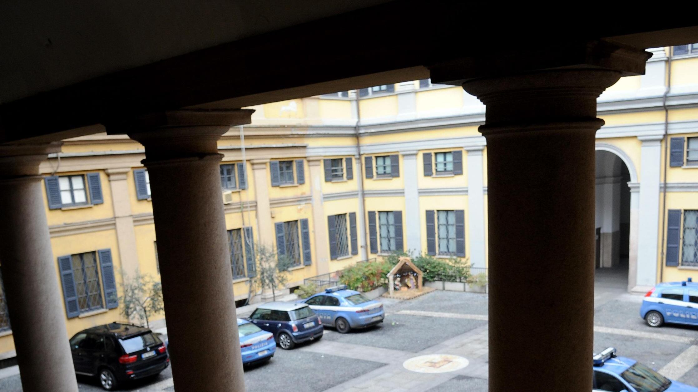 Scopre che il figlio ha rubato e lo porta di peso in questura