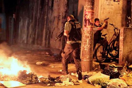 Rio, la polizia uccide un balleri: la favela brucia 2
