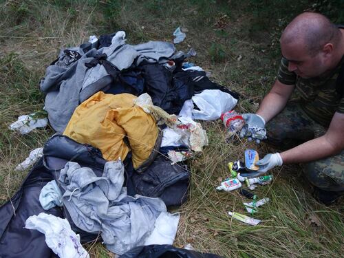Quei vestiti abbandonati nel corridoio dimenticato dei Balcani