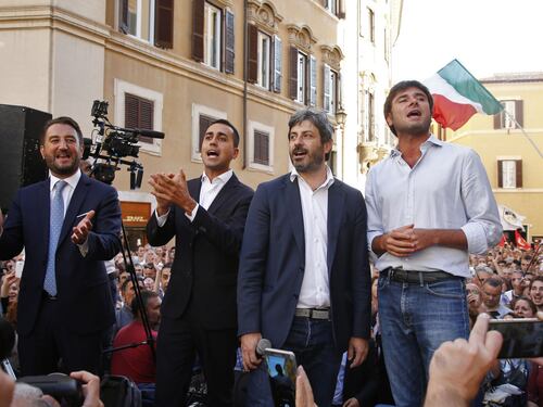 In piazza M5S, forconi e no vax. Di Maio: "Veglia contro il Rosatellum"