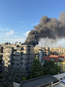 Incendio alla BRT di Milano, alta colonna di fumo 3