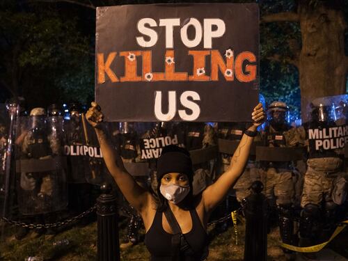 Guerriglia continua: altre vittime e feriti. Coprifuoco in 25 città. Linea dura di Trump: "Antifa terroristi"