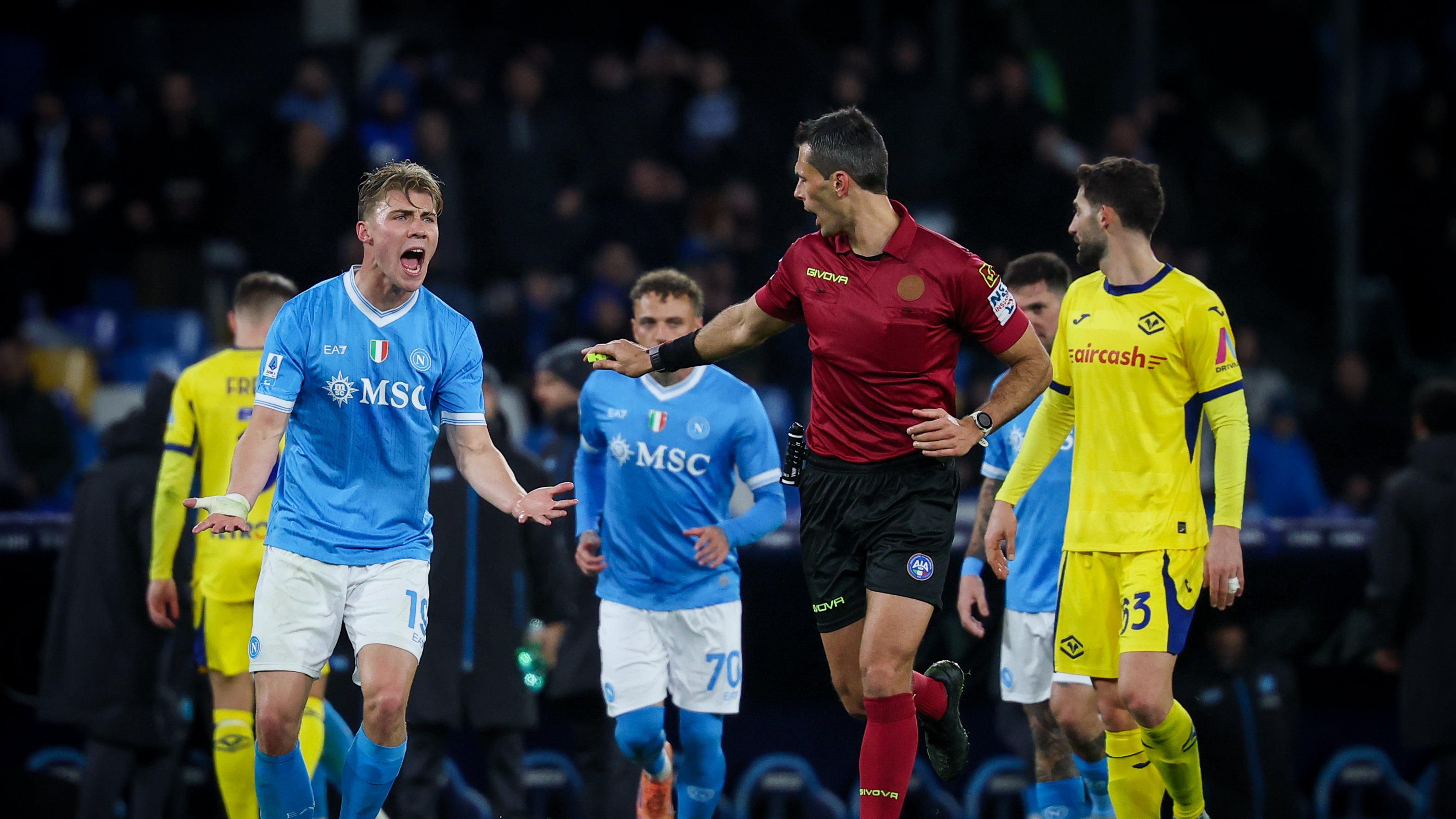 Arbitri nella bufera dopo Napoli-Verona e Lazio-Fiorentina: cosa sta accadendo