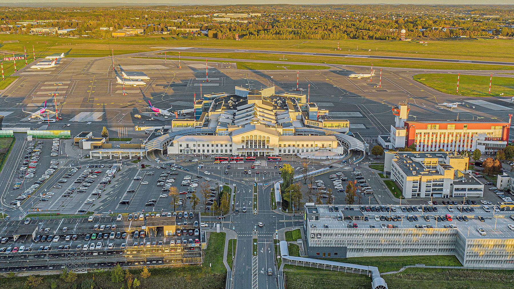Palloni aerostatici per contrabbandare sigarette: chiuso l'aeroporto di Vilnius per interferenze